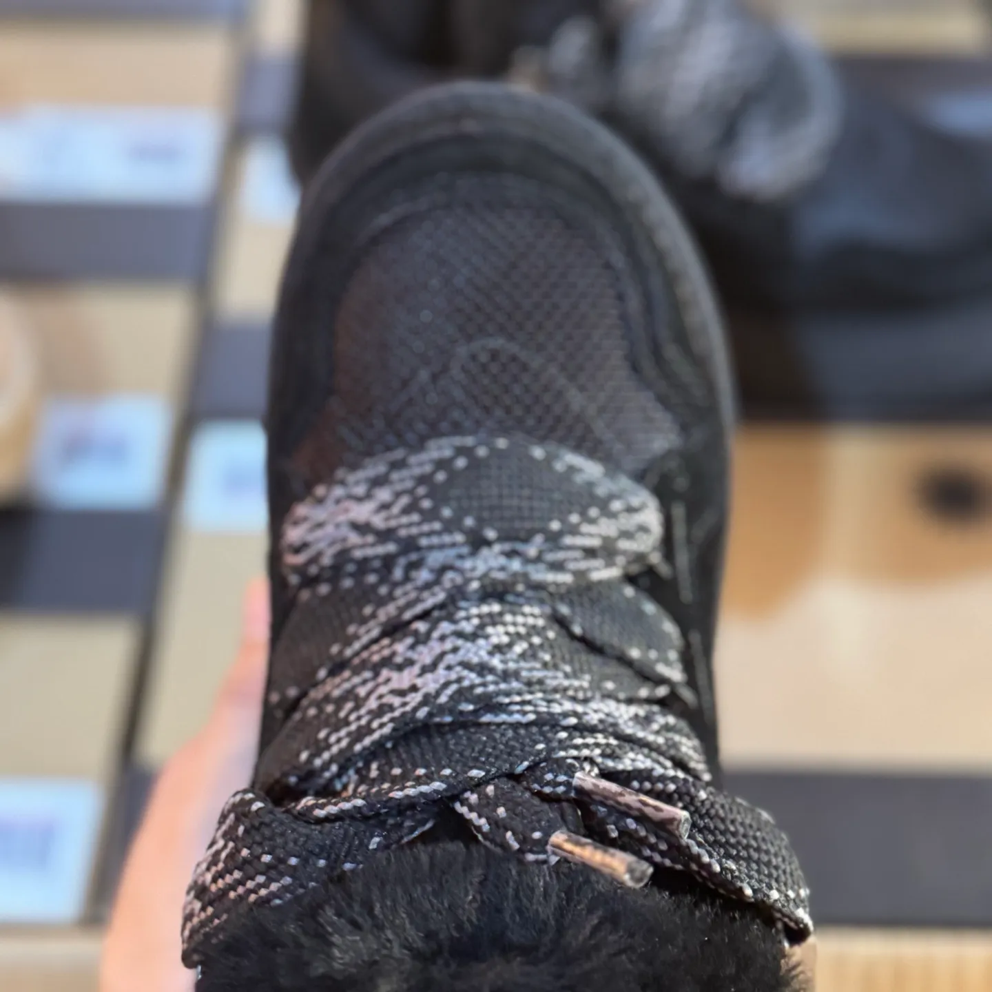 Local 💰600 Settlement in store 250 OEM grade 4032 Mel series Top workmanship level Super stable version ✔️ Good looks and texture online Suede leather + low-key logo look retro Classic two-color shoelaces can be worn as one shoe or two ✔️ So comfortable that you want to weld your feet on it Super light material + 5cm thick sole No tired feet after heightening Wool insoles are warm and breathable No stress on commuting and shopping all day long ✔️ I love the details: wide shoelaces for photos, sizes 34-40 are suitable for various foot types, slight stains can be wiped clean with a damp cloth, and the loose feeling in early autumn depends entirely on it. You can close your eyes and avoid stepping on thunder! 👟